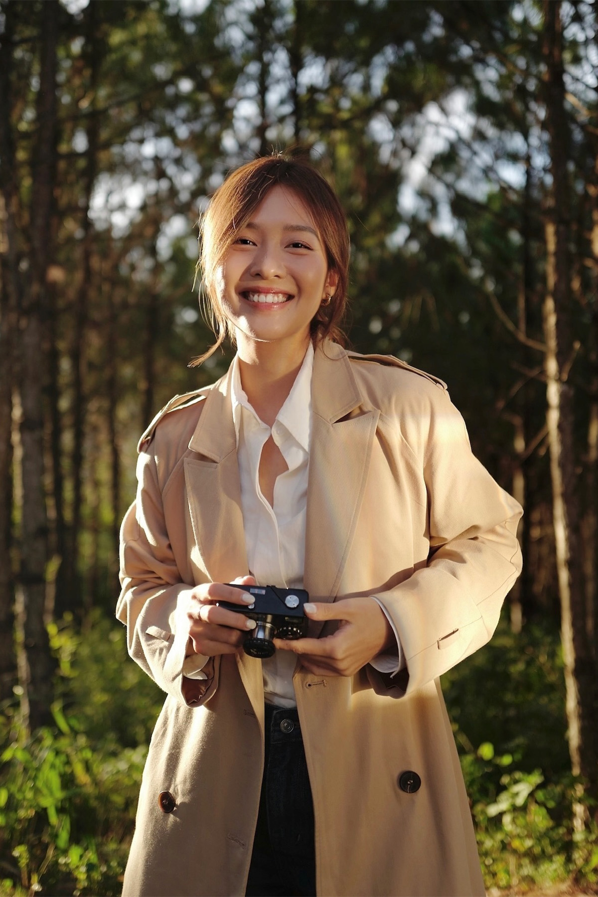 Vào mùa lạnh, trench coat lại lên ngôi nhờ tính thẩm mỹ và ứng dụng cao, dễ kết hợp hài hòa với nhiều kiểu trang phục để mang lại tổng thể thanh lịch, tôn dáng.