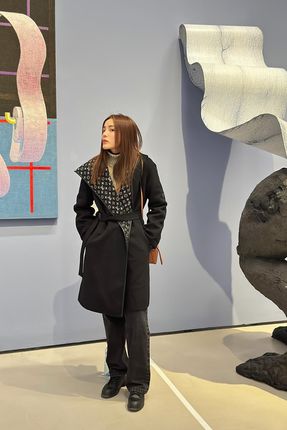 Trong khi đó, họa tiết monogram nhấn nhá trên áo đen giúp bộ cánh trơn màu của hoa hậu 29 tuổi thêm sinh động.