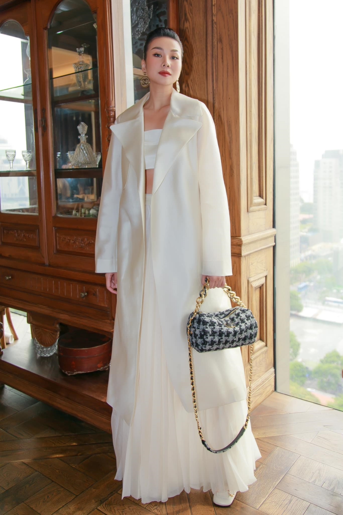 Bra top đồng điệu giúp vẻ ngoài của người mẫu Thanh Hằng trở nên hấp dẫn, hiện đại hơn.