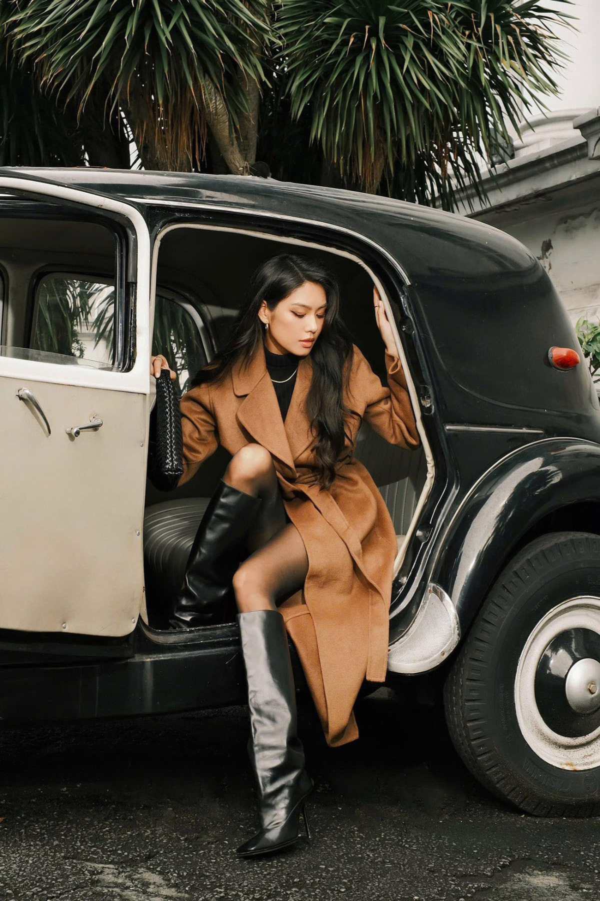 Á hậu Thảo Nhi Lê bổ sung nét kiêu kỳ bằng đôi boots da cổ cao tiệp màu áo len.