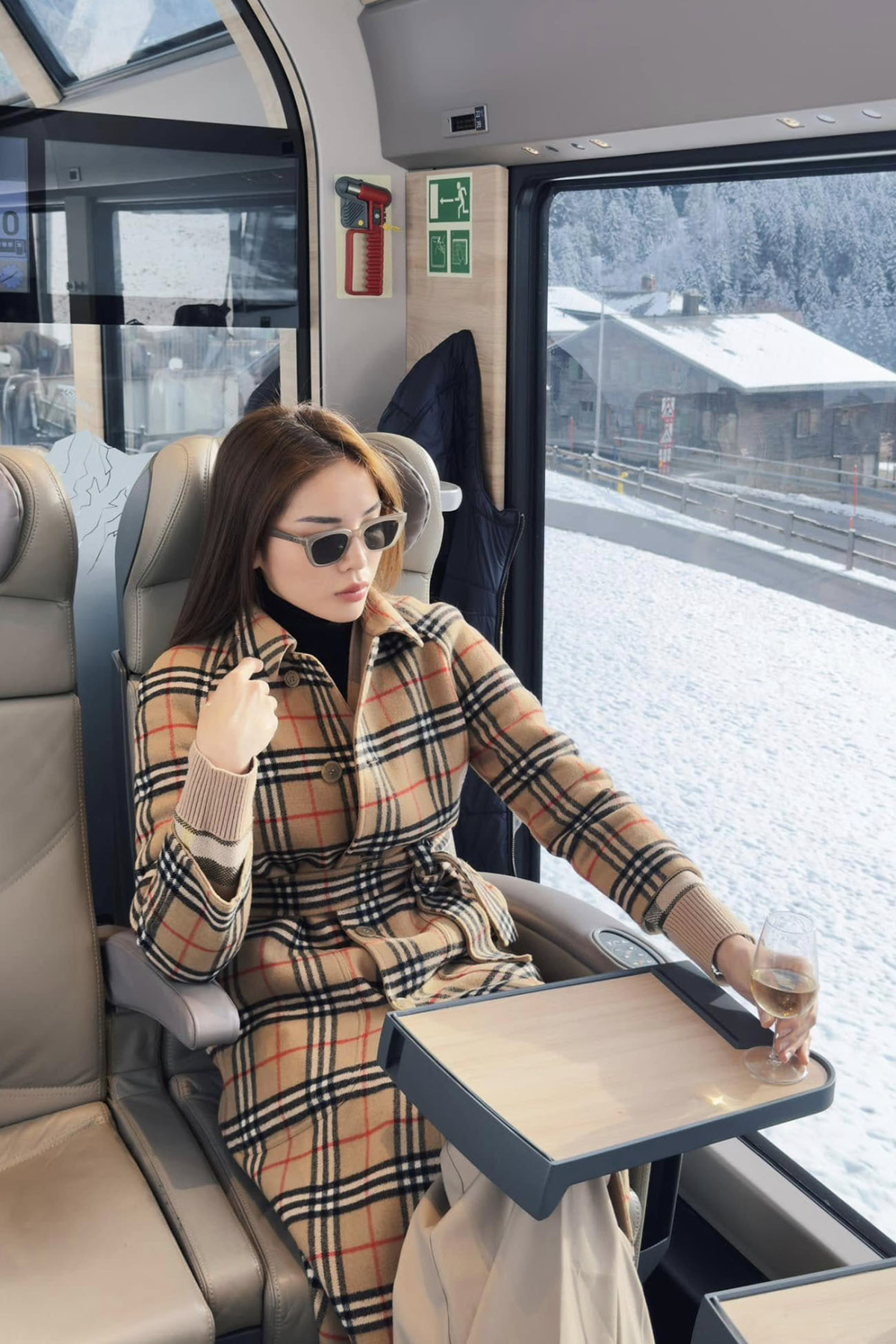 Chiếc áo khoác kẻ ô Burberry đã đủ nổi bật nên Kỳ Duyên hoàn thiện phong cách bằng những món đồ tối giản.