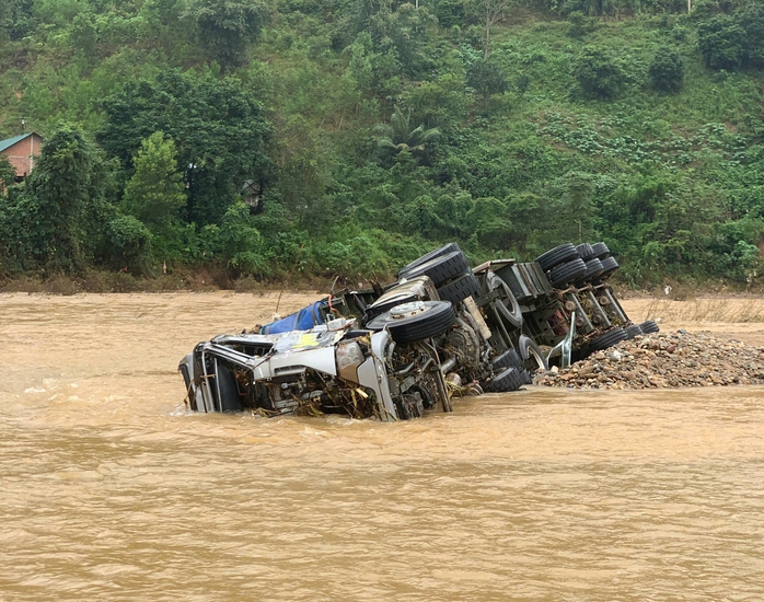 CLIP: Xe đầu kéo bị lũ amp;#34;vò nátamp;#34;, cả 100 người tìm kiếm tài xế mất tích - 2