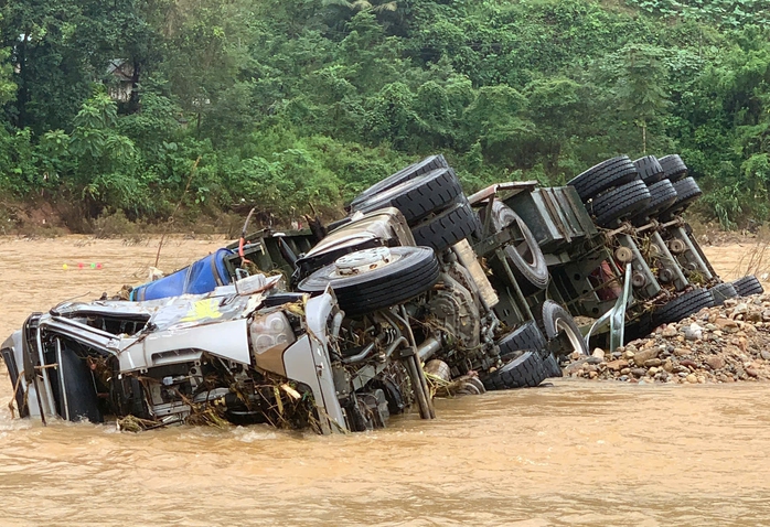 Xe đầu kéo bị lũ cuốn cách xa vị trí gặp nạn khoảng 50m