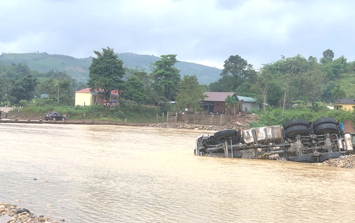 Xe đầu kéo bị lũ cuốn về phía hạ lưu, tài xế mất tích. Ảnh: Phạm Văn