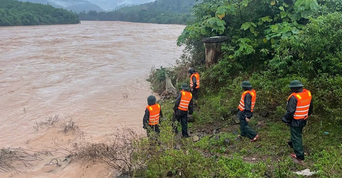 Các lực lượng men theo khe suối, triển khai tìm kiếm tài xế mất tích