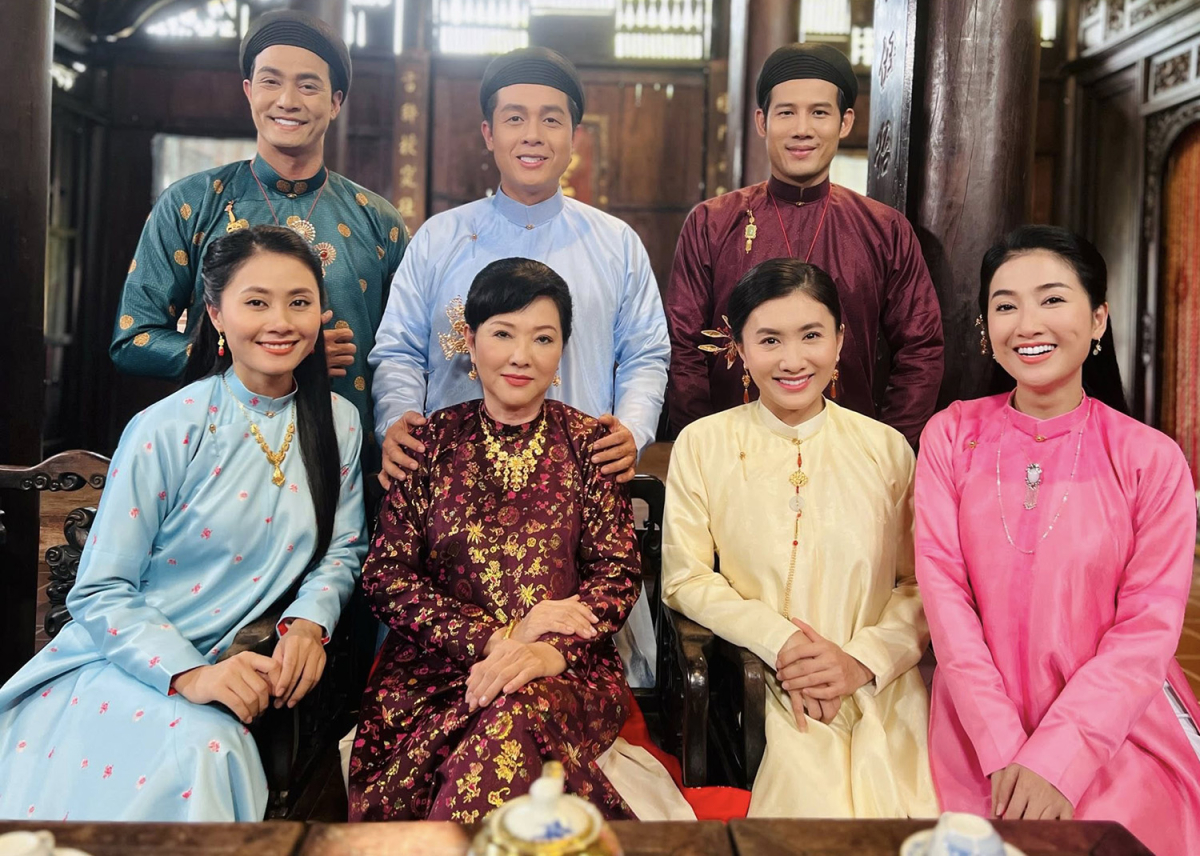 Bé Grammy khóc vì sung sướng khi ôm bụng bầu của mẹ