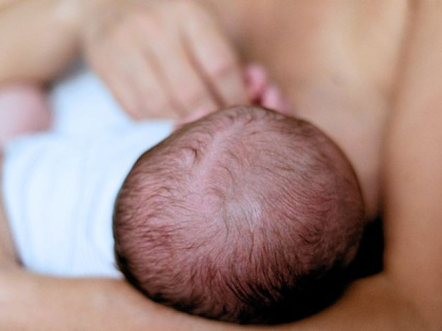 Dấu hiệu nhận biết sữa mẹ khác lạ, không nên cho bé bú