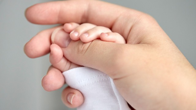 Khi mẹ mắc bệnh lý cần xem xét dừng cho con bú theo chỉ định của bác sĩ