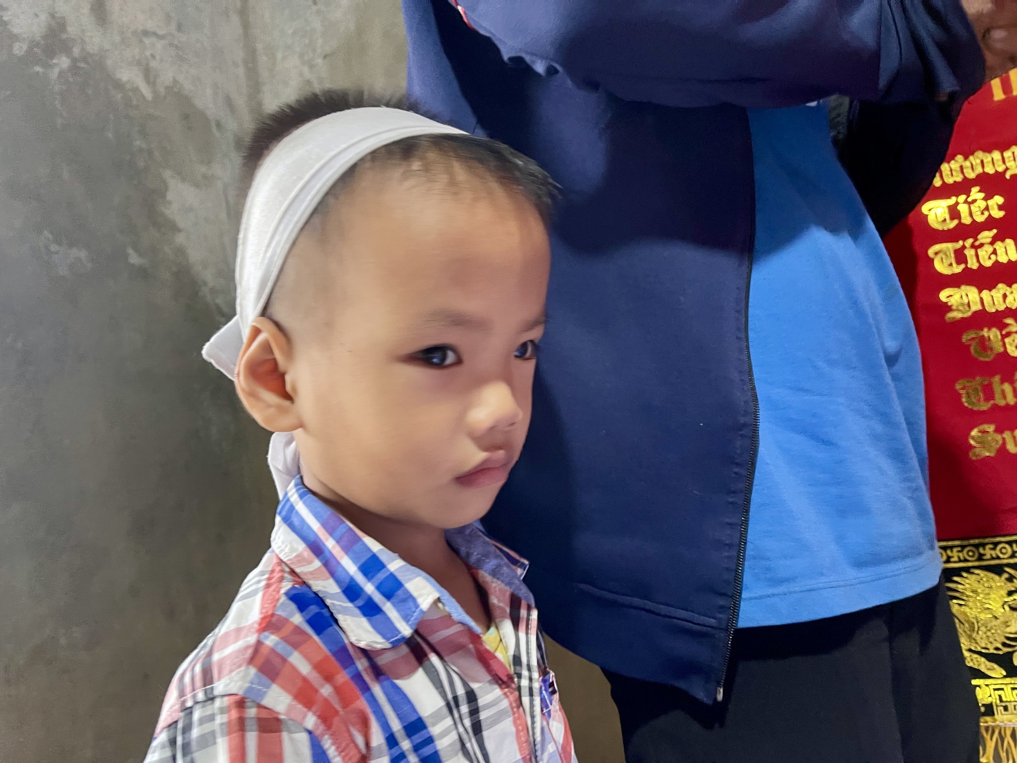 Cậu bé ngây thơ hay hỏi cậu bà đi đâu sao lâu không về.