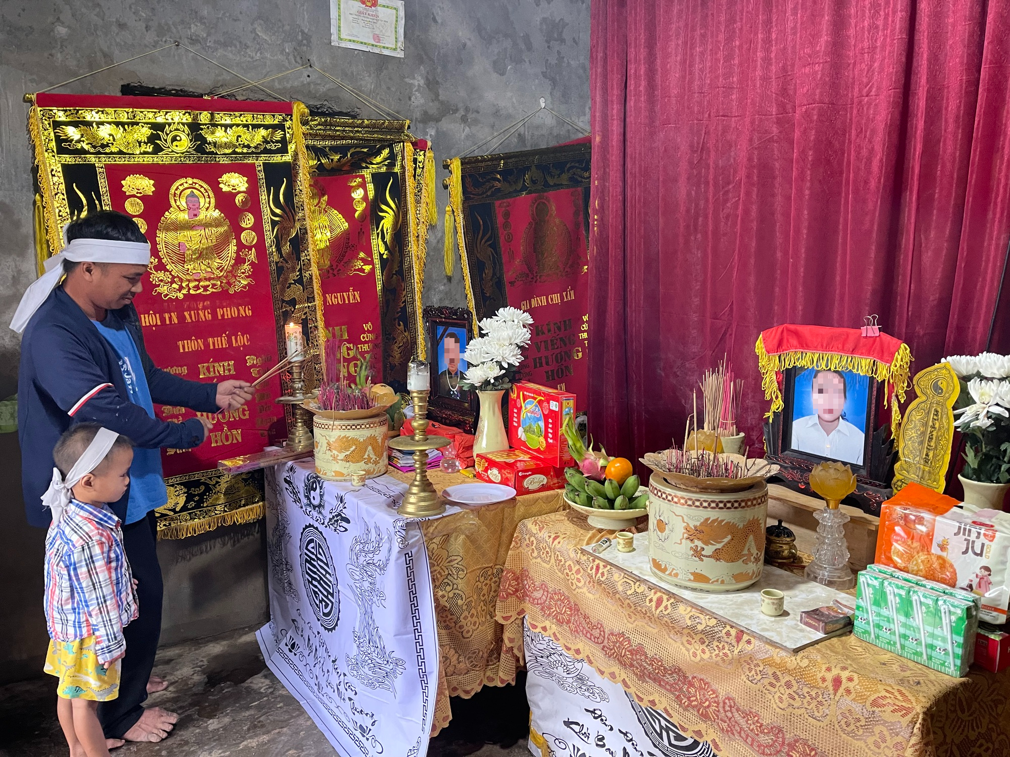 Chưa mãn tang mẹ, Minh Phúc lại phải quấn khăn tang bà ngoại.