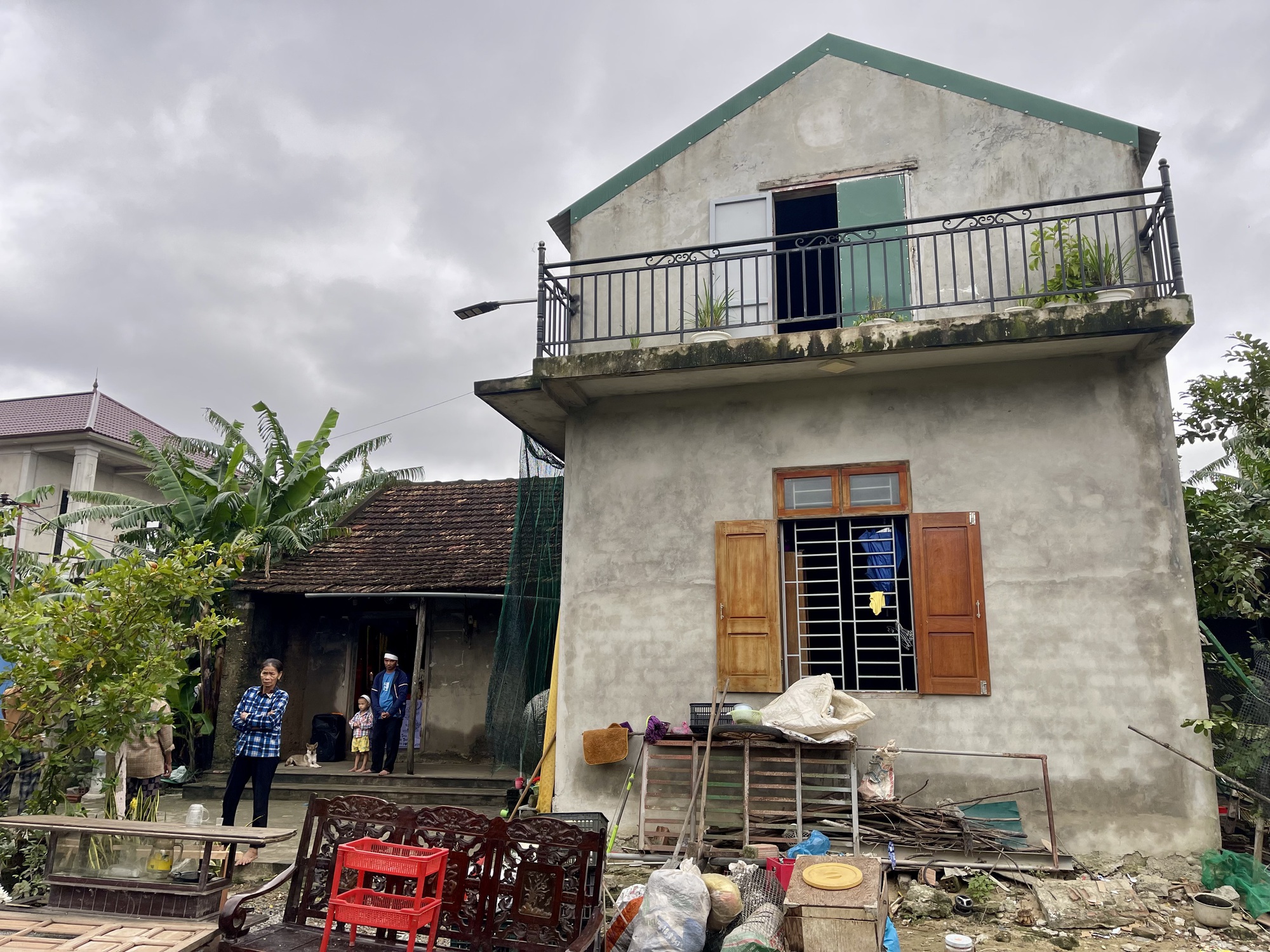 Căn nhà tình thương còn bộn bề sau đợt mưa lũ vừa qua, bà Hồng mất đi bỏ lại cháu nhỏ cùng con tật nguyền bơ vơ.