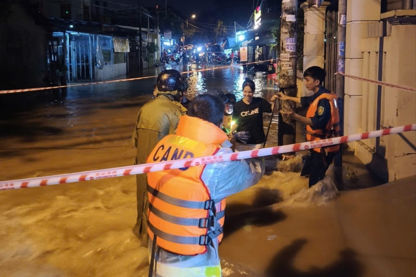 Tối 18/11, nhiều khu vực trũng ở tỉnh Khánh Hoà bị ngập do mưa lớn kéo dài cùng với nước từ trên thượng nguồn chảy về. Ảnh: ANTV Khánh Hoà.