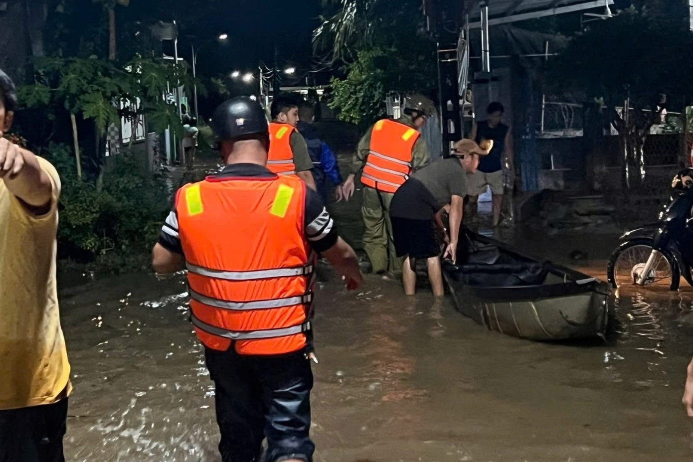 Ghi nhận tại xã Vạn Thắng, nước từ thượng nguồn đổ về nhanh khiến một số khu dân cư ở thôn Bình Trung 1 ngập lụt. Ảnh: ANTV Khánh Hoà.