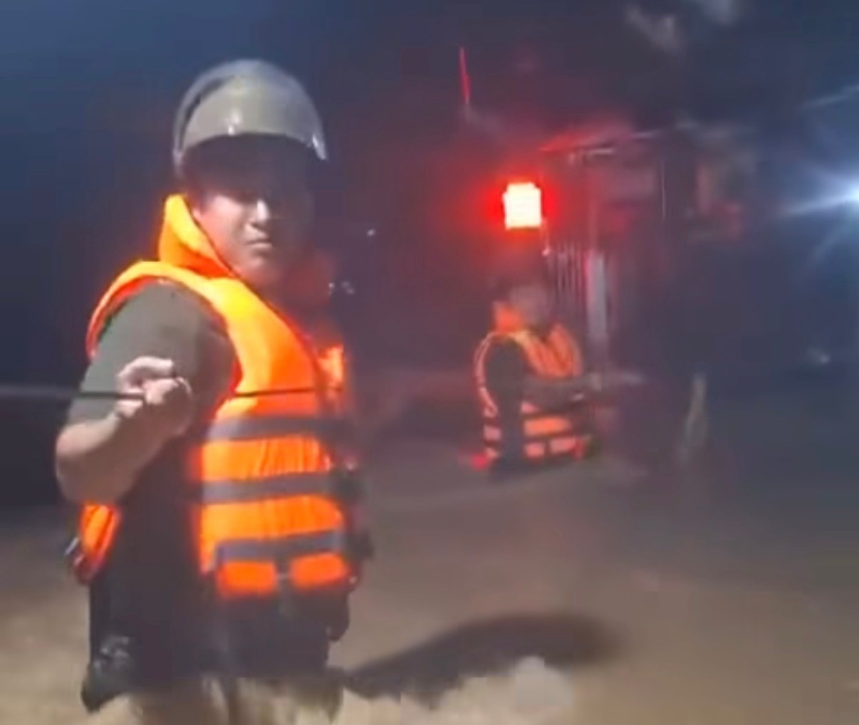 Do ngập sâu, nước chảy xiết, buộc lực lượng chức năng xã Diên Điền phải căng dây vượt dòng chảy để vào di dời người dân. Ảnh: ANTV Khánh Hoà.