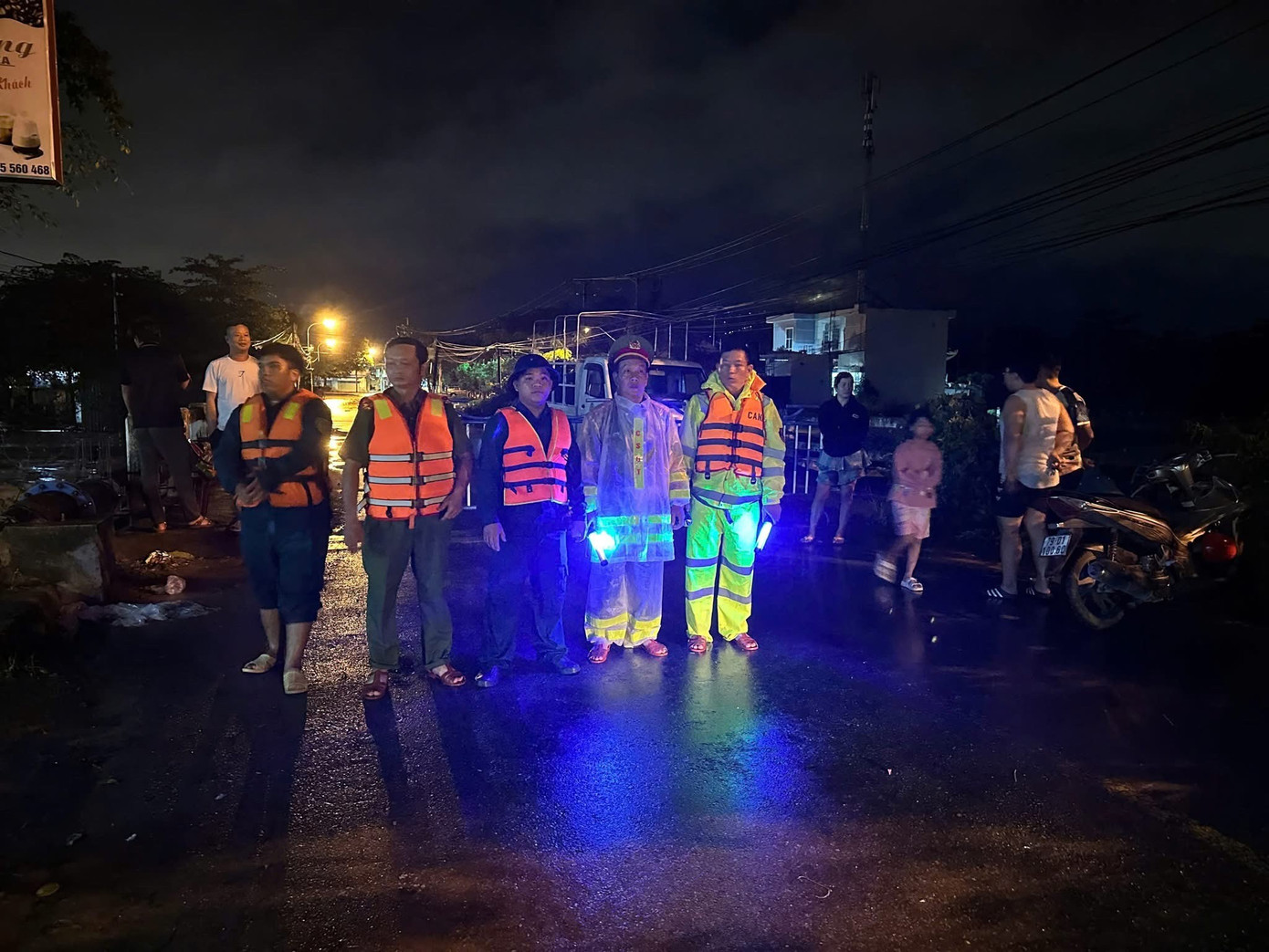 Cán bộ chiến sĩ Công an phường Bắc Nha Trang được huy động trong đêm để hỗ trợ một số hộ dân di dời. Ảnh: ANTV Khánh Hoà.