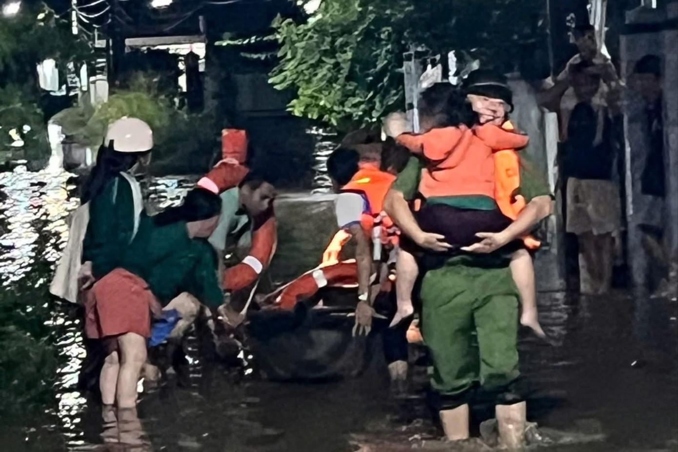 Ngay sau đó, Công an xã Vạn Thắng cùng các đơn vị liên quan khẩn trương di dời 15 hộ với 50 nhân khẩu ở thôn Bình Trung 1 đến nơi an toàn. Ảnh: ANTV Khánh Hoà.