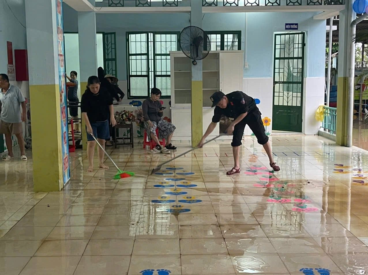 Chiều cùng ngày, Phòng CSCĐ Công an tỉnh Khánh Hoà đã giúp trường Mầm non Vĩnh Trung dọn dẹp sau ngập lụt. Ảnh: ANTV Khánh Hoà.