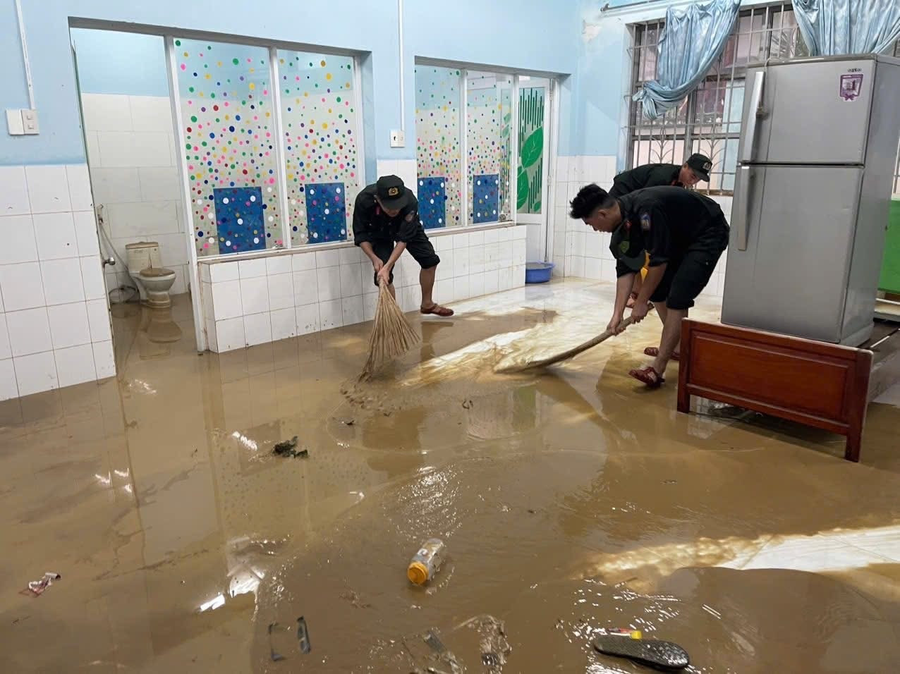 Công an Khánh Hòa giúp dân vượt lũ trong đêm - 9