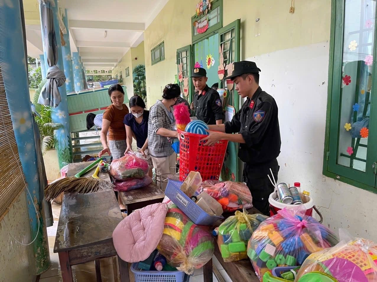 Công an Khánh Hòa giúp dân vượt lũ trong đêm - 8