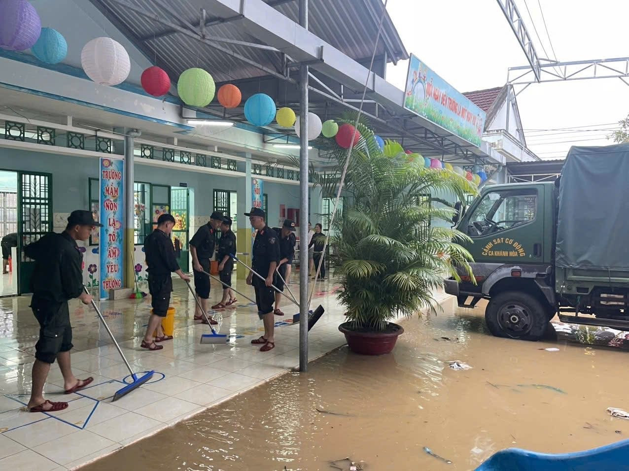 Công an Khánh Hòa giúp dân vượt lũ trong đêm - 7