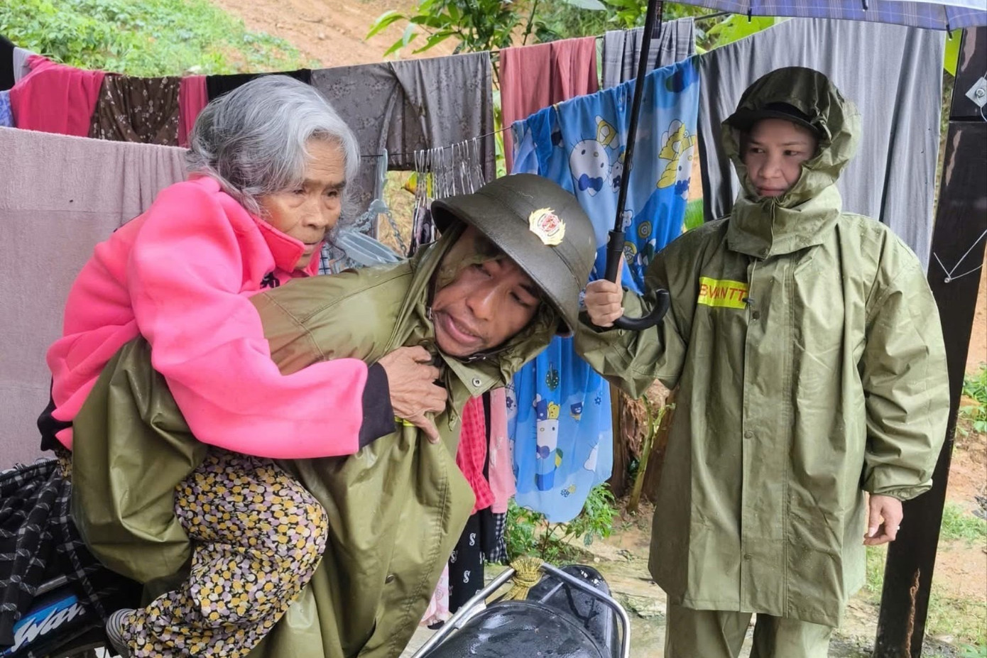 Công an xã Tây Khánh Sơn cõng người dân di dời khời khỏi vùng nguy hiểm. Ảnh: ANTV Khánh Hoà.