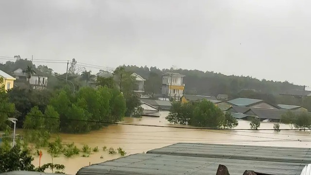 Nhiều nơi miền Trung có nguy cơ ngập lụt do nước các sông dâng cao.