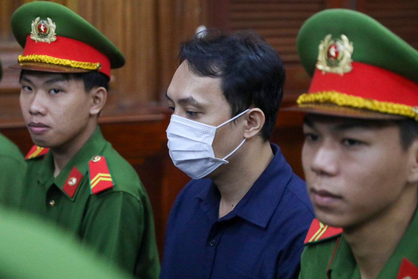 Lê Tuấn Linh là giám đốc, người đại diện theo pháp luật Công ty Chị Em Rọt, trực tiếp ký kết hợp đồng với Công ty Asia để gia công kẹo Kera. Lê Tuấn Linh còn chỉ đạo xây dựng và duyệt các nội dung giới thiệu, quảng bá sai sự thật về nguyên liệu, công dụng của kẹo Kera đến người tiêu dùng trên các nền tảng mạng xã hội để thu lợi bất chính.