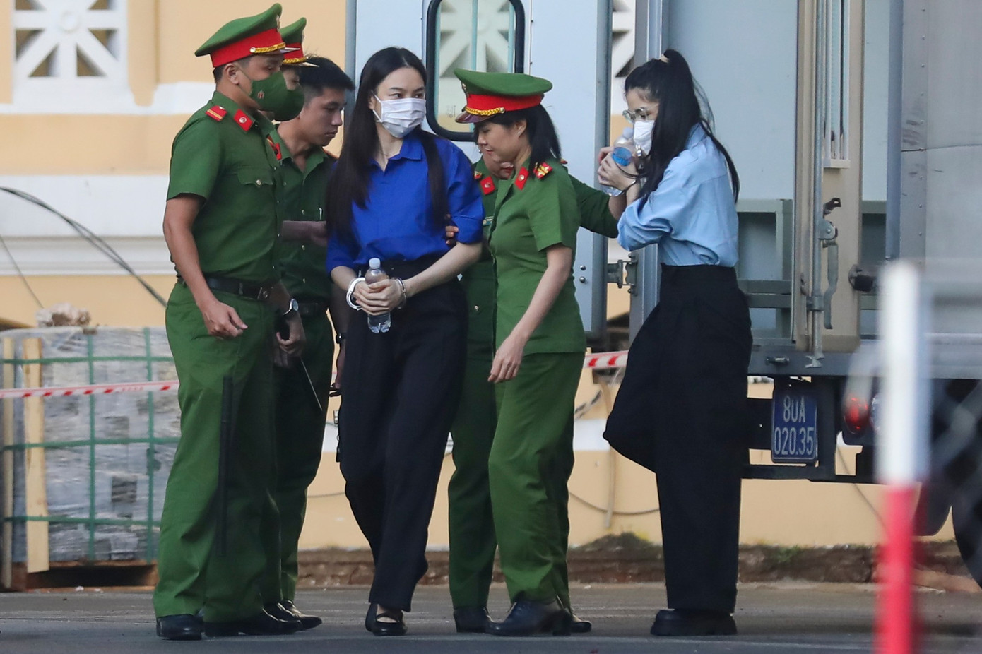 Ngày 19/11, TAND TPHCM mở phiên xét xử sơ thẩm vụ án lừa dối khách hàng liên quan đến Công ty cổ phần Tập đoàn Chị Em Rọt, Công ty cổ phần Asia Life. Gần 7h, các bị cáo được dẫn giải đến tòa.