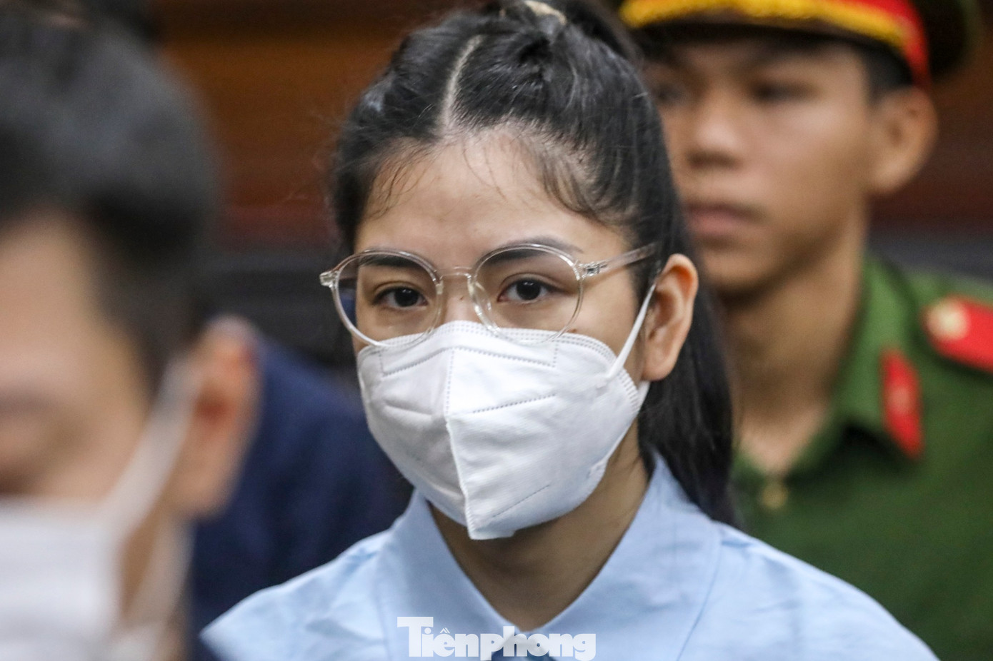 Hằng Du Mục là Chủ tịch HĐQT Công ty Chị Em Rọt. Quang Linh Vlog, Thùy Tiên là các cổ đông Công ty Chị Em Rọt. Các bị cáo này còn đồng thời là các KOL, đã trực tiếp cùng Lê Tuấn Linh, Lê Thành Công xây dựng kịch bản, đưa ra các thông tin gian dối về kẹo Kera trên mạng xã hội để bán hàng và thu lợi bất chính.