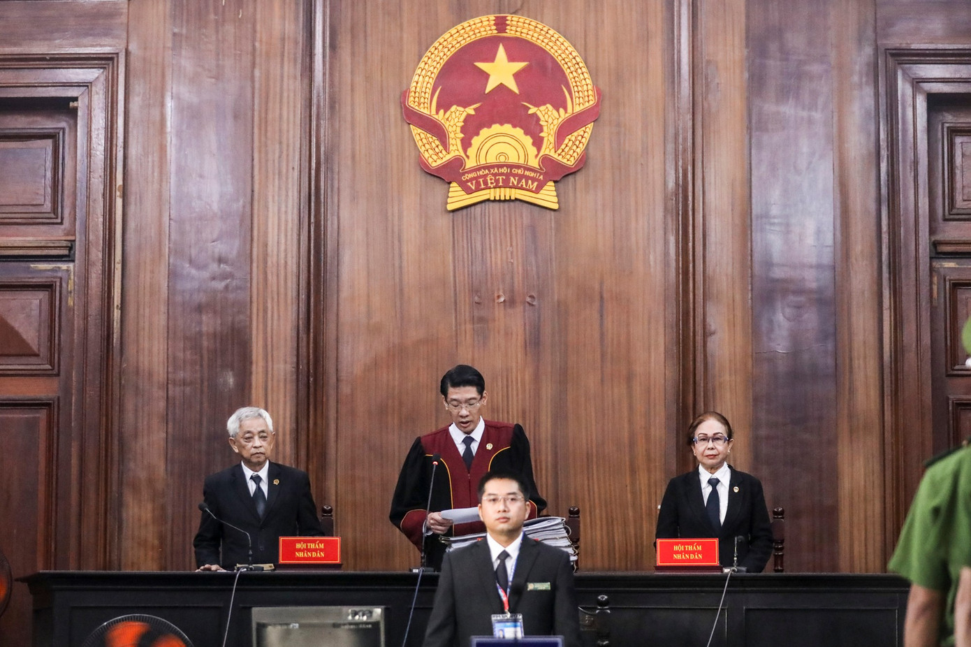 Phiên tòa do thẩm phán Nguyễn Tuấn Anh làm chủ tọa. Đại diện Viện KSND TPHCM tham gia phiên tòa theo phân công của Viện KSND tối cao là ông Vũ Mạnh Long, ông Trần Xuân Yêm, ông Nguyễn Duy Thi và bà Nguyễn Thị Lan (cùng là Kiểm sát viên).