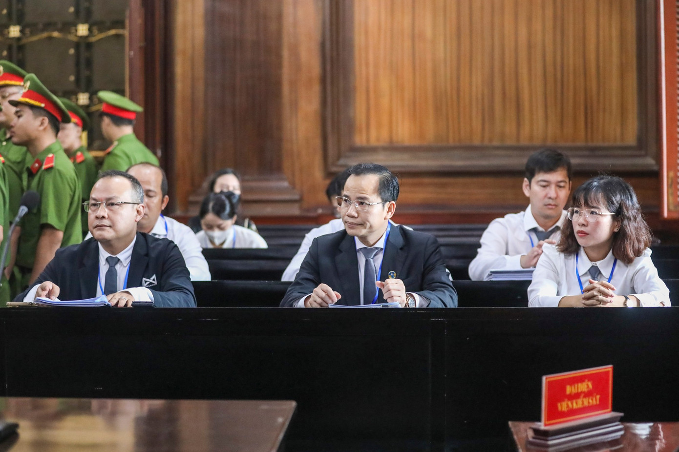 10 luật sư bảo vệ quyền lợi cho các bị cáo, trong đó Thùy Tiên có 2 người bào chữa, 4 luật sư bảo vệ quyền lợi cho Quang Linh, 2 luật sư bào chữa cho Hằng Du Mục.