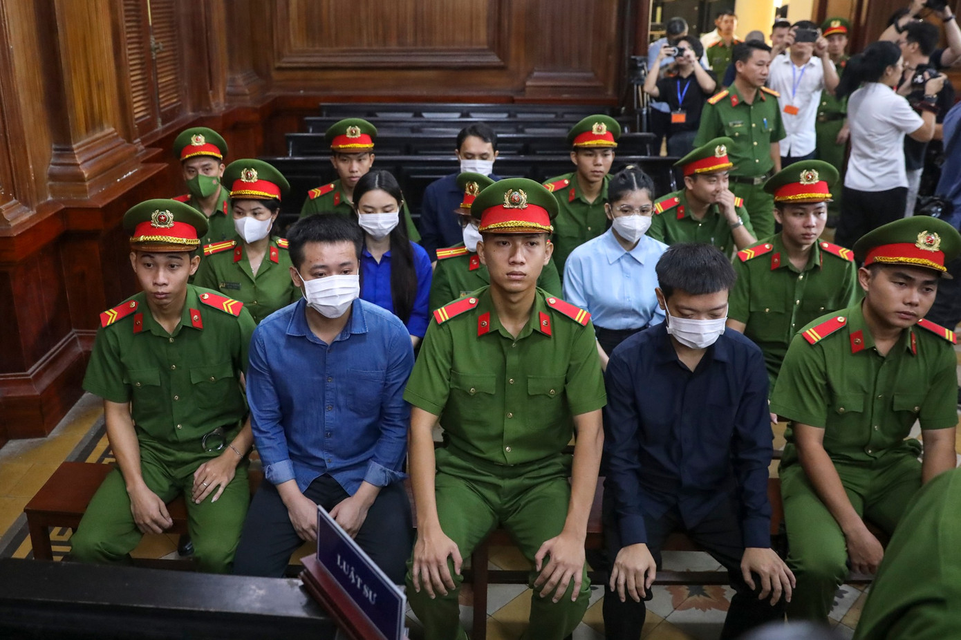 Tất cả 5 bị cáo bị truy tố theo điểm d (thu lợi bất chính 50 triệu đồng trở lên), khoản 2, Điều 198, Bộ luật Hình sự năm 2015, với mức phạt tiền từ 100 triệu đến 500 triệu đồng hoặc bị phạt tù từ 1 đến 5 năm.