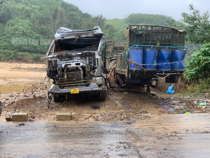 Đơn vị cứu hộ trục vớt xe đầu kéo lên bờ. Ảnh: Phạm Văn