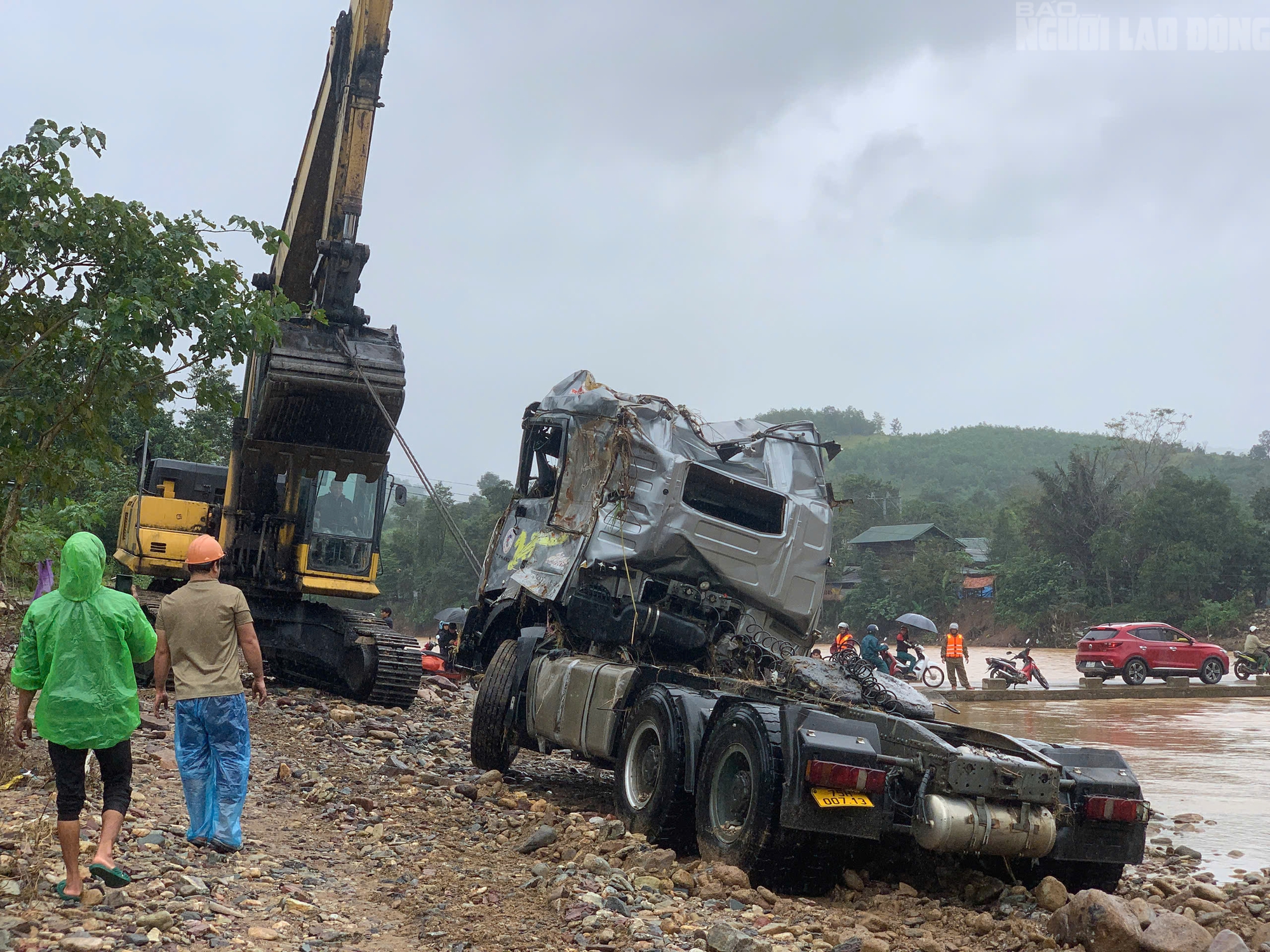 CLIP: Xe đầu kéo trong vụ tài xế bị lũ cuốn ở Quảng Trị đã được trục vớt, hé lộ hình ảnh đầu tiên - 2