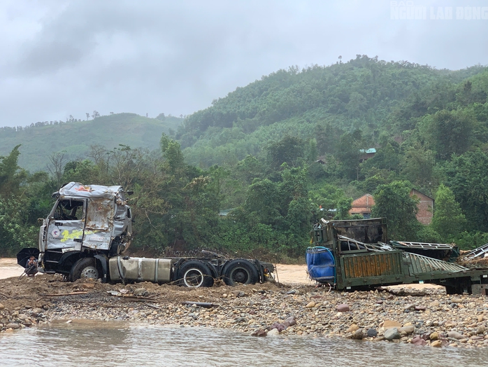 CLIP: Xe đầu kéo trong vụ tài xế bị lũ cuốn ở Quảng Trị đã được trục vớt, hé lộ hình ảnh đầu tiên - 5