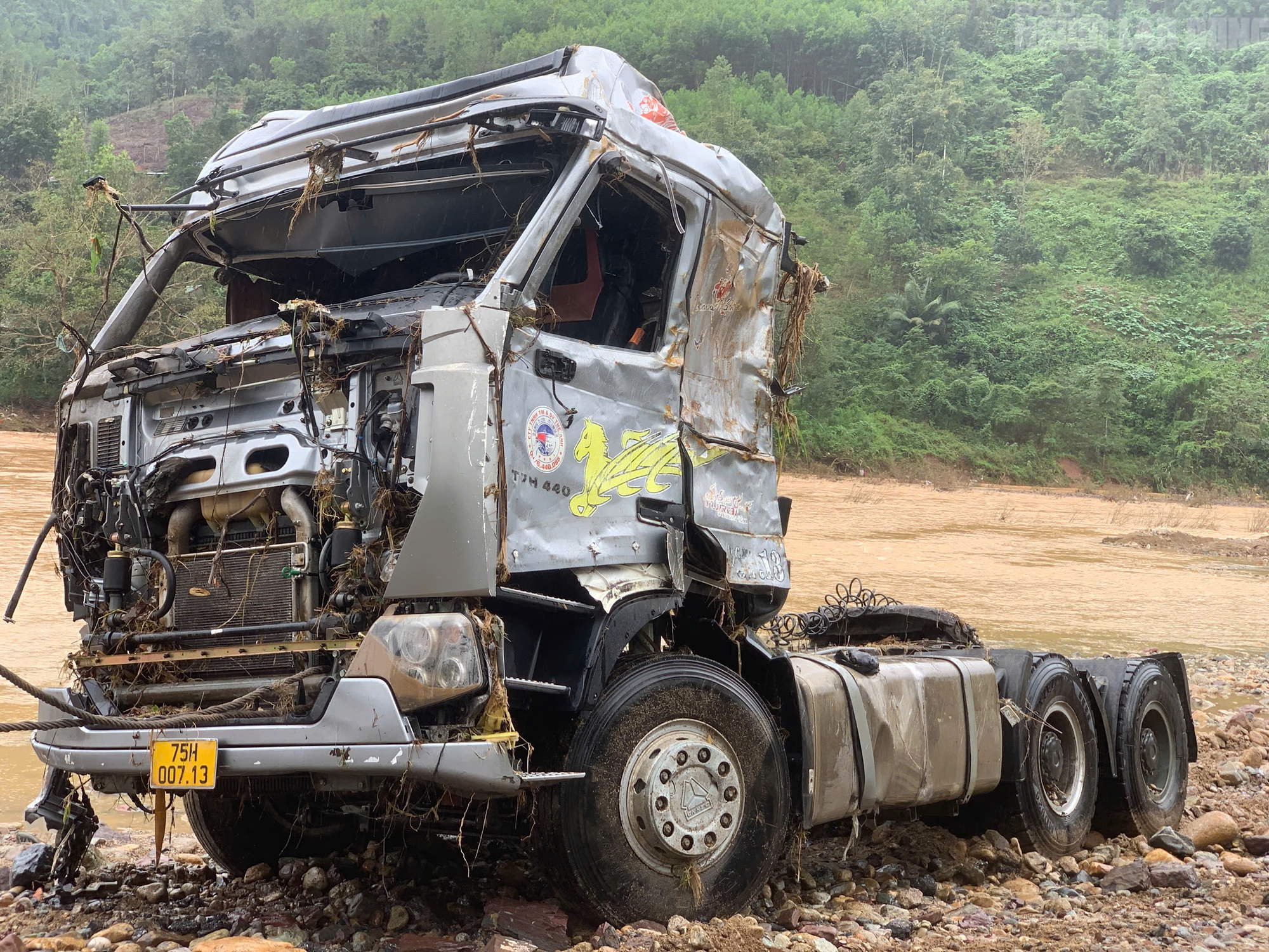 CLIP: Xe đầu kéo trong vụ tài xế bị lũ cuốn ở Quảng Trị đã được trục vớt, hé lộ hình ảnh đầu tiên - 3