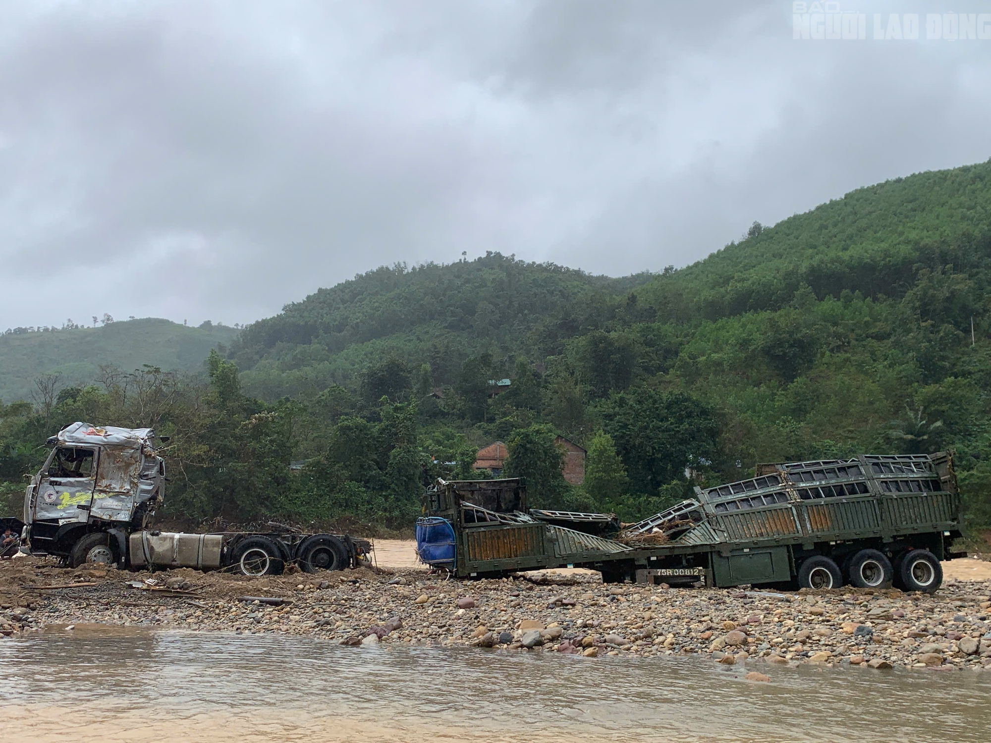 CLIP: Xe đầu kéo trong vụ tài xế bị lũ cuốn ở Quảng Trị đã được trục vớt, hé lộ hình ảnh đầu tiên - 4