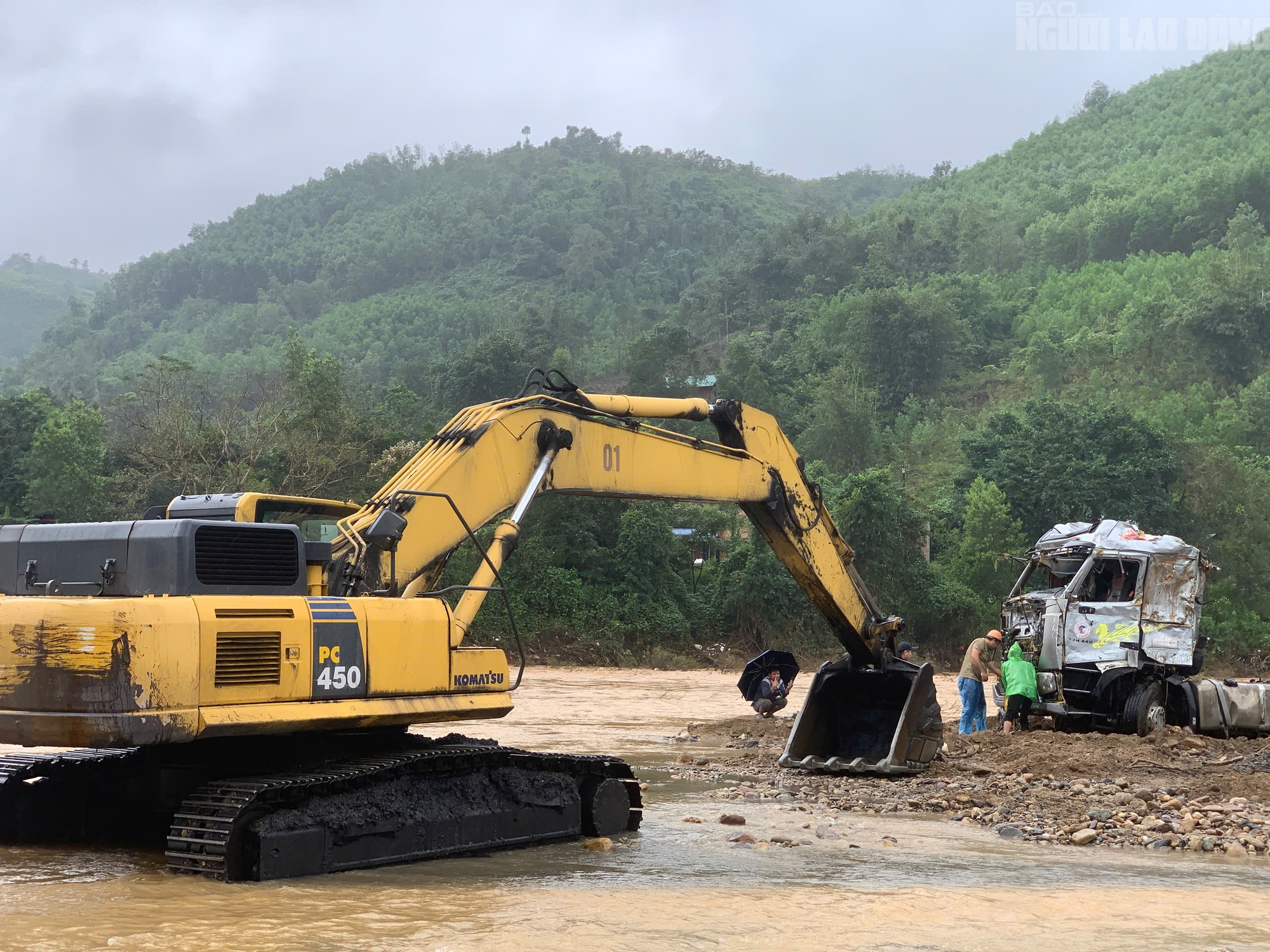 Cảnh trục vớt xe đầu kéo bị gặp nạn hôm 17-11