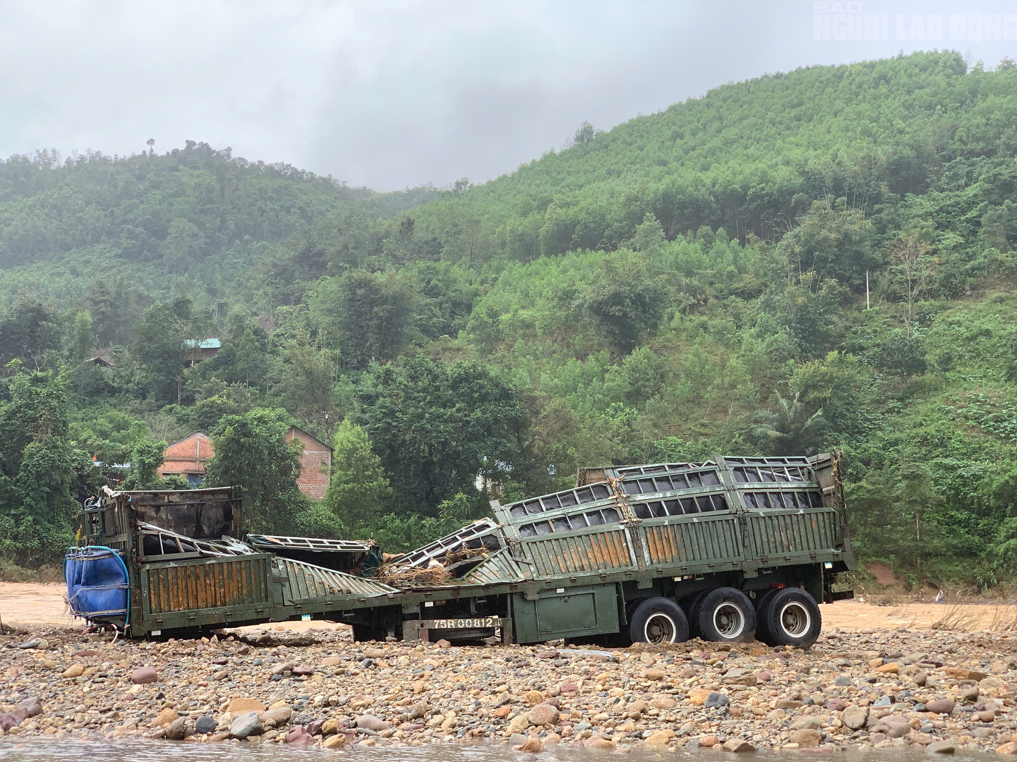 CLIP: Xe đầu kéo trong vụ tài xế bị lũ cuốn ở Quảng Trị đã được trục vớt, hé lộ hình ảnh đầu tiên - 6