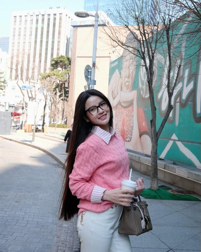 Chu Thanh Huyền tự định lượng mái tóc nặng 3kg.