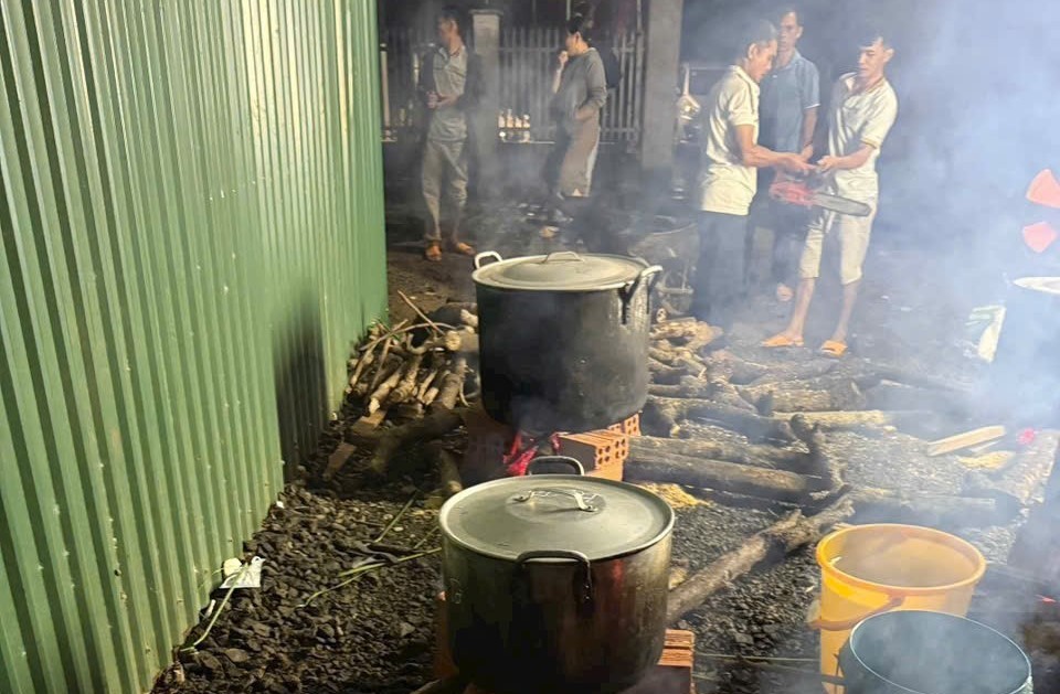 Người dân nấu bánh chưng để hỗ trợ vùng lũ. Ảnh: N.N