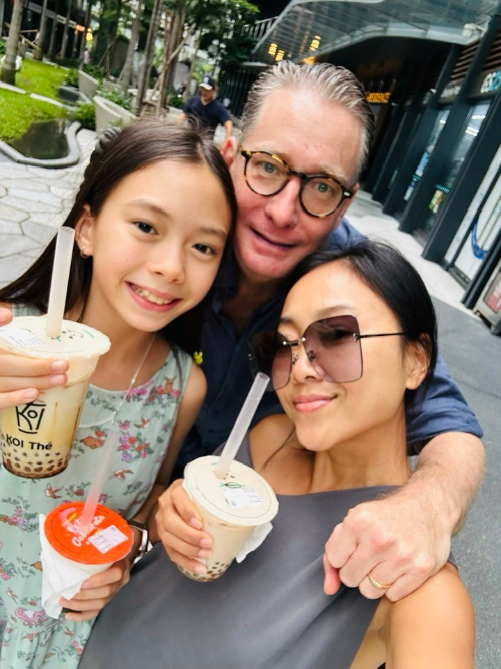 Không chỉ xinh đẹp, Sol còn khiến nhiều người ngưỡng mộ bởi khả năng giao tiếp ở ba ngôn ngữ: tiếng Việt, tiếng Anh và tiếng Thuỵ Điển.