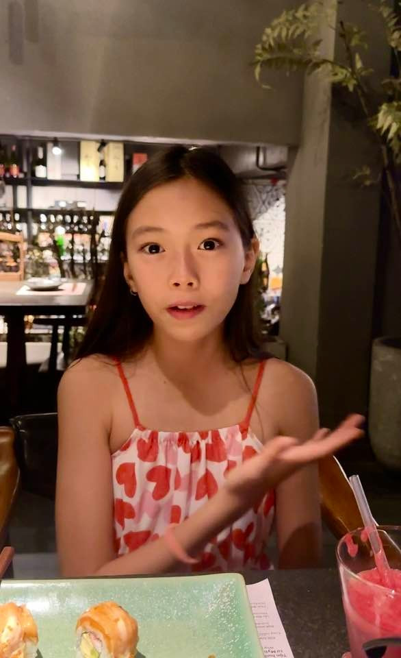 Ngay từ nhỏ, ca sĩ Đoan Trang đã hướng dẫn con tách biệt từng ngôn ngữ khi giao tiếp, giúp Sol không bị pha trộn và sử dụng linh hoạt trong nhiều hoàn cảnh.