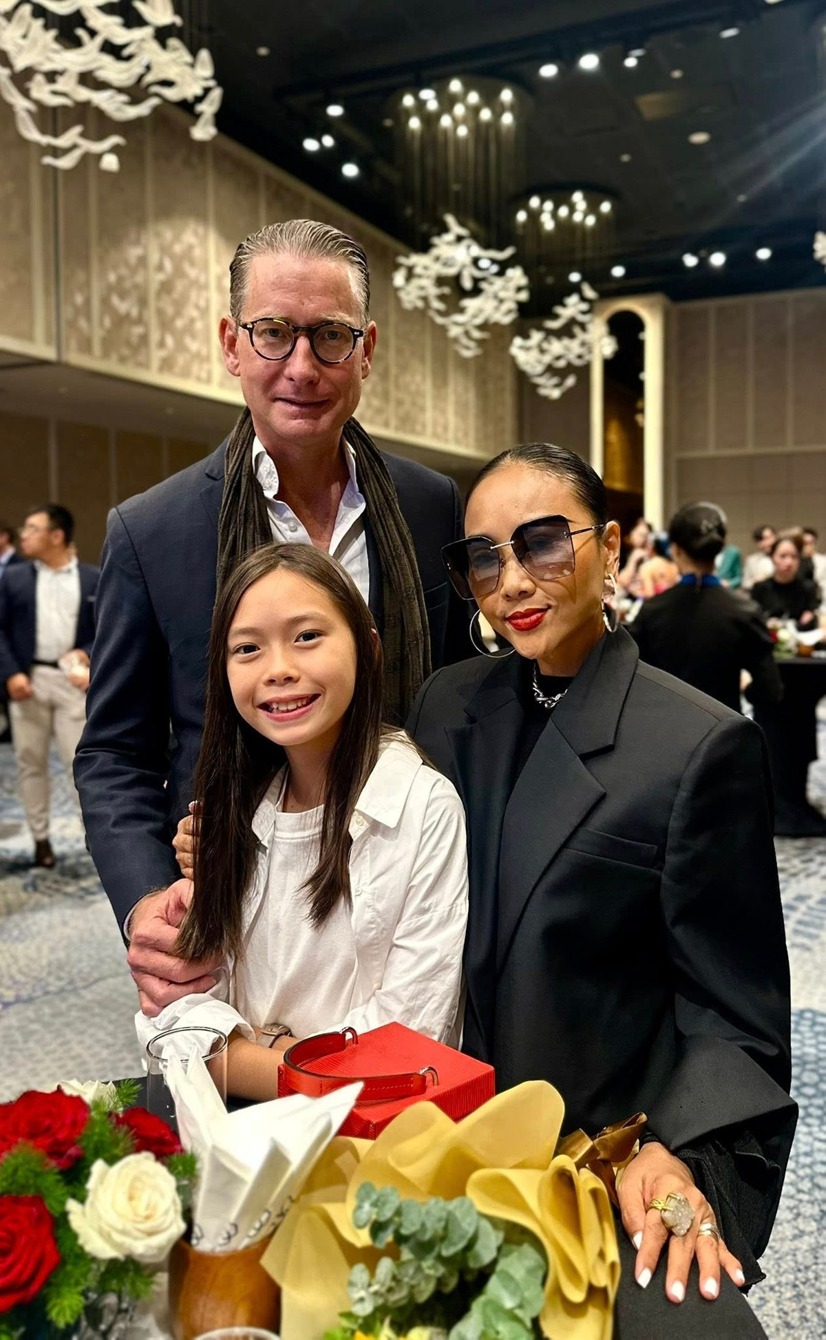 Dù sinh ra trong gia đình có điều kiện, Sol vẫn được mẹ dạy lối sống giản dị, tự nhiên và biết trân trọng những điều nhỏ nhất. Cô bé thường xuyên phụ mẹ làm việc nhà, thích các trò chơi vận động và giữ thói quen học tập chăm chỉ.