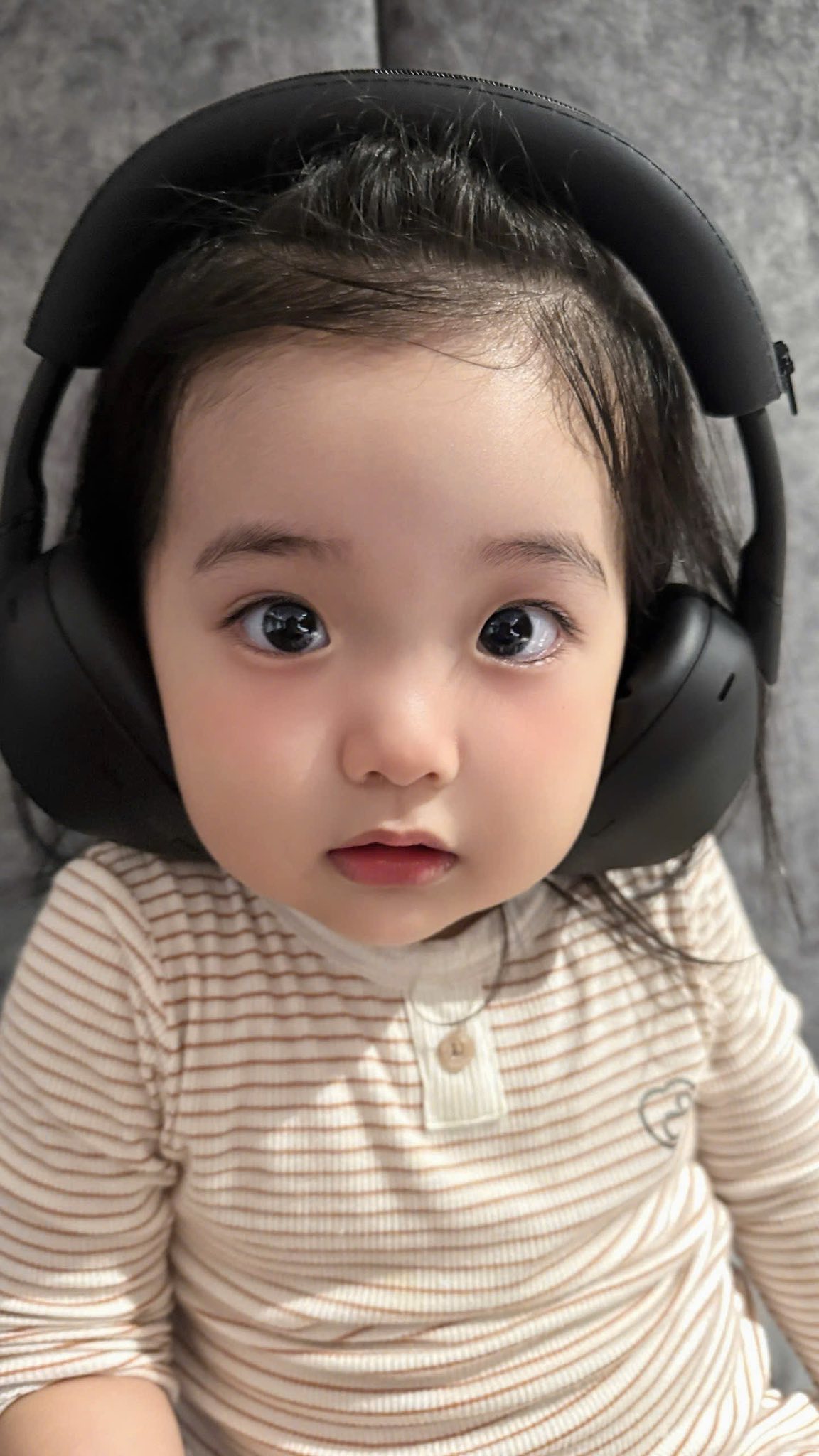 Con gái út nhà Khánh Thi - Phan Hiển khoe má amp;#39;bánh baoamp;#39; khiến dân mạng phát sốt - 1