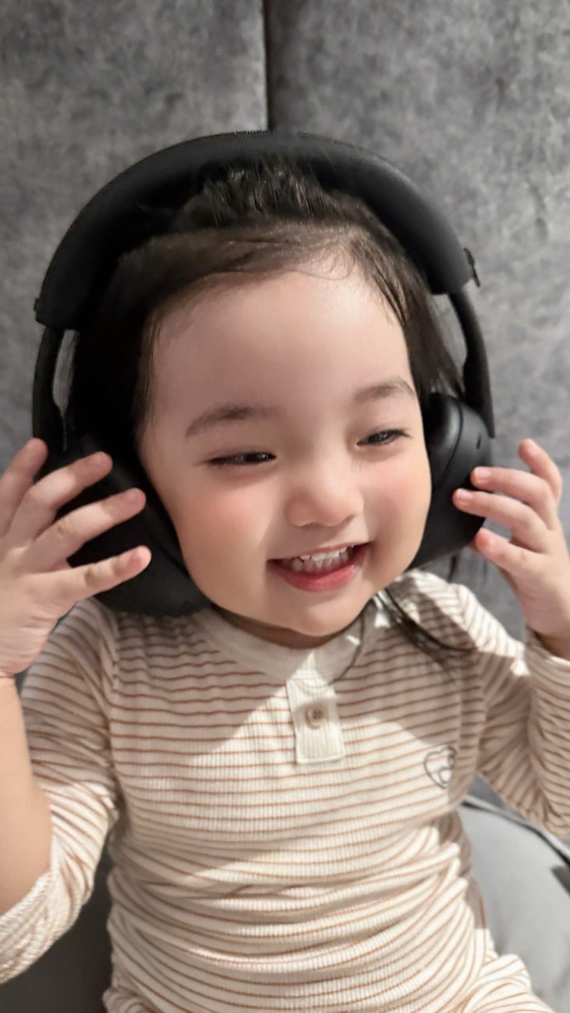 Con gái út nhà Khánh Thi - Phan Hiển khoe má amp;#39;bánh baoamp;#39; khiến dân mạng phát sốt - 2