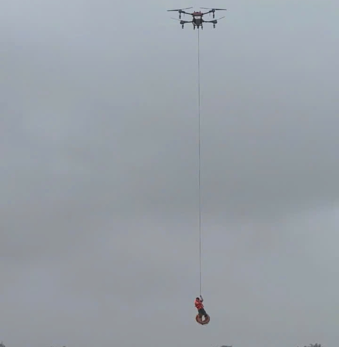Dùng máy bay không người lái cứu sống 1 người dân