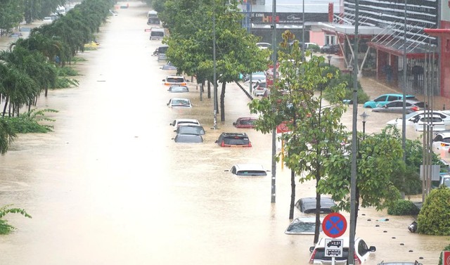 Việt Nam liên tiếp hứng mưa lũ lịch sử.