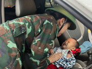 Tin tức - Cứu sống bé 2 tuổi trượt xuống nước, lập trạm tiếp nhận hàng cứu trợ ở Gia Lai