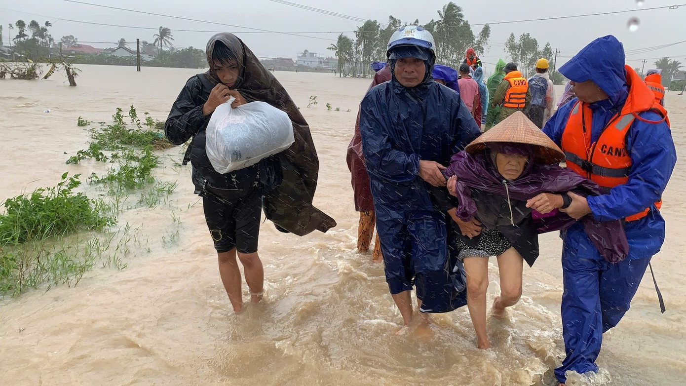 Mưa chỉ còn kéo dài ở Khánh Hoà đến Đắk Lắk trong ngày và đêm nay (22/11). Ảnh: lực lượng chức năng di tản người dân tại vùng lũ Đắk Lắk.